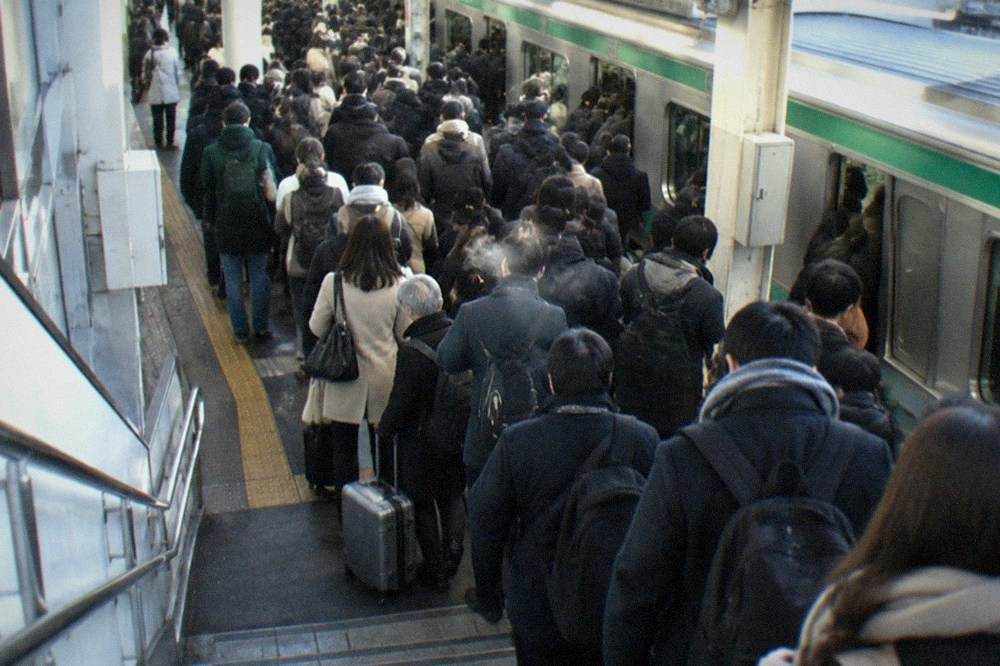 Commuters filling a Tokyo Metro platform during the morning rush